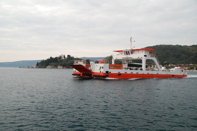 On traverse en ferry la baie de Kotor